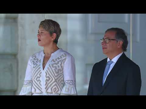 Los Reyes reciben con honores al presidente y la primera dama de la República de Colombia