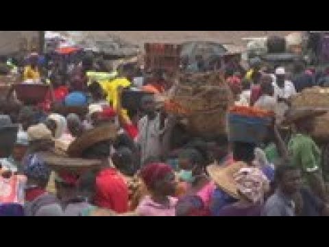 Large crowds at Lagos food market despite lockdown