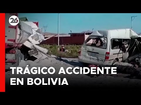 BOLIVIA | Al menos 14 muertos tras accidente entre un micro y un camión