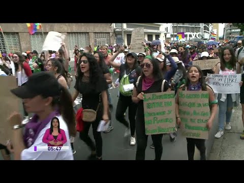 Miles de mujeres salieron a las calles de Quito a exigir sus derechos