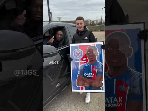 Le cadeau cool d’un fan du PSG à Randal Kolo Muani !  #shorts