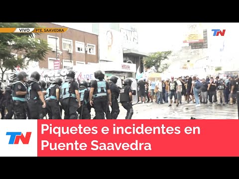 Tensión en el Puente Saavedra: la policía de la Ciudad desaloja a los piqueteros y hay incidentes
