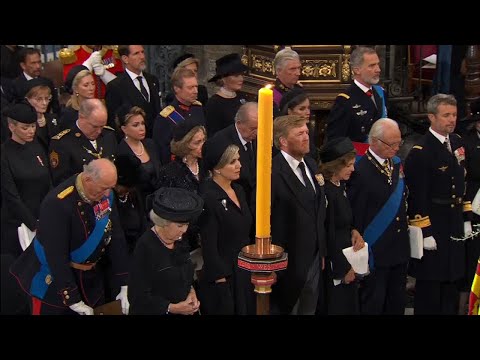 Felipe VI y Letizia se sientan junto a los reyes eméritos en el funeral por Isabel II