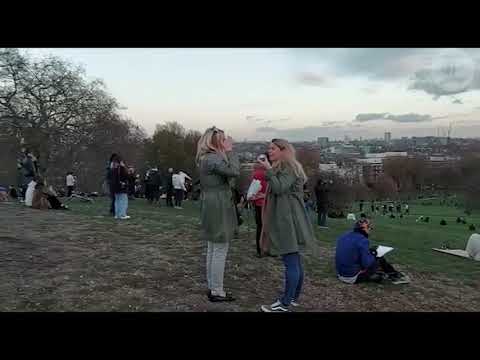 Personas salen a recrearse en popular parque de Londres en medio de confinamiento nacional