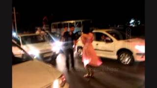 رجل وإمراة يرقصان فرحاً بفوز روحاني في الإنتخابات الرئاسية بإيران