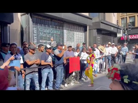 YA HAY COLA Y AÚN NO SE ABRE EL TEATRO… TODOS QUIEREN ACOMPAÑAR A CLAUDIA SHEINBAUM