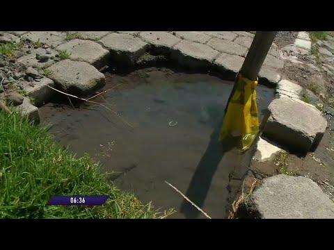 Vecinos del barrio Oriente Quiteño piden la reparación de una fuga de agua