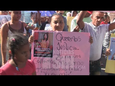 Con una marcha exigen a autoridades repuesta sobre desaparición de una mujer en Azua