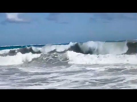 “¡Fuera del agua!”: captan video de intenso oleaje en el norte de Puerto Rico