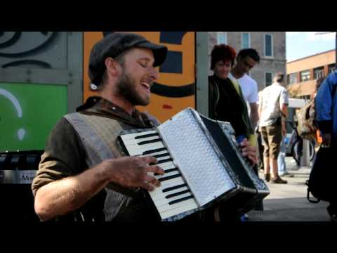 Video: Yra žmonių, iš kurių gali kažko tikėtis, - bet iš gatvės muzikanto gauti tai, ko niekada nebesitikėjai - nuostabu.