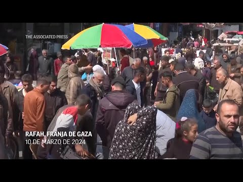 Los palestinos hacen sus compras antes del Ramadán en medio de la escasez