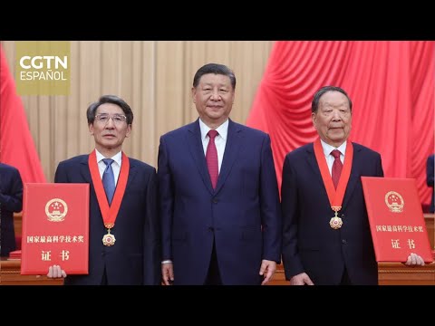 Xi Jinping entrega el máximo premio nacional de ciencia y tecnología a Li Deren y Xue QiKun