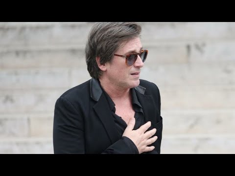 Obsèques Françoise Hardy : Thomas Dutronc coeur serré, envahi par l'émotion à la sortie de cérémonie