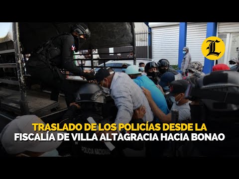 Traslado de los policías desde la Fiscalía de Villa Altagracia hacia Bonao