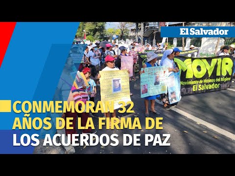 Salvadoreños marchan para conmemorar 32 años de la firma de los Acuerdos de Paz