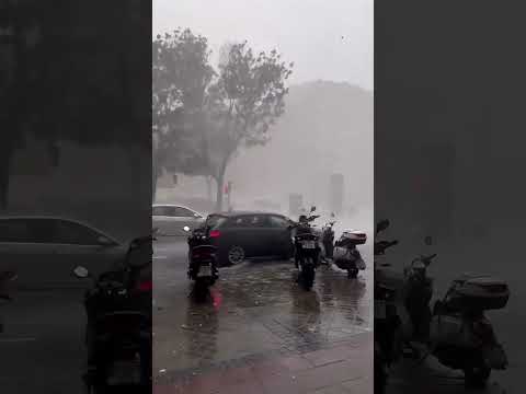 Un reventón húmedo en Madrid deja una enorme granizada y caída de árboles pese a la alta temperatura