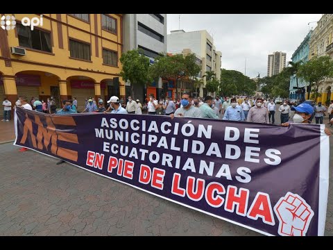 Alcaldes marchan en Guayaquil para exigir pagos del Gobierno