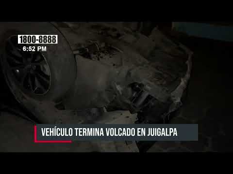 Vehículo termina volcado tras impactar contra un boulevard en Juigalpa - Nicaragua