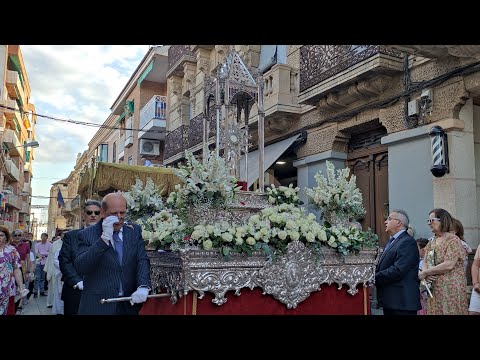 Valdepeñas engalana su procesión del Corpus Christi con la participación de los vecinos.