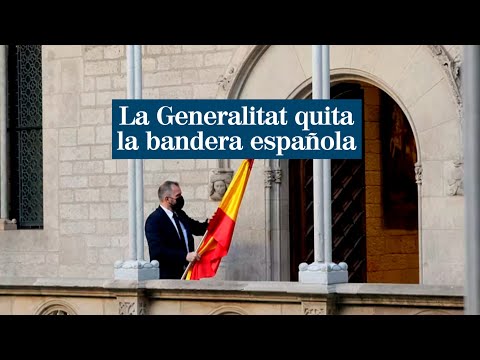 Momento en el que retiran la bandera española tras la comparecencia de Pedro Sánchez en Barcelona