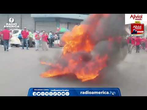 El SITRASANAAYS quema monigote con imagen del alcalde de Tegucigalpa