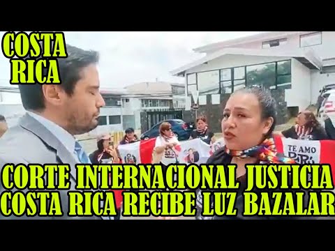 PERIODISTA LUZ BAZALAR PROTESTA EN EXTERIORES DE LA CORTE INTERNACIONAL DE SAN JOSE COSTA RICA..
