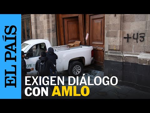 MÉXICO | Normalistas de Ayotzinapa derriban una de las puertas del Palacio Nacional | EL PAÍS