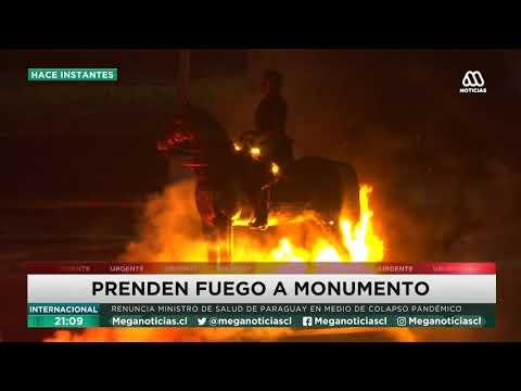 Queman monumento de General Baquedano en Plaza Italia en Chile