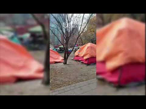 Banderas cubanas en campamentos de homeless en Toronto, Canadá