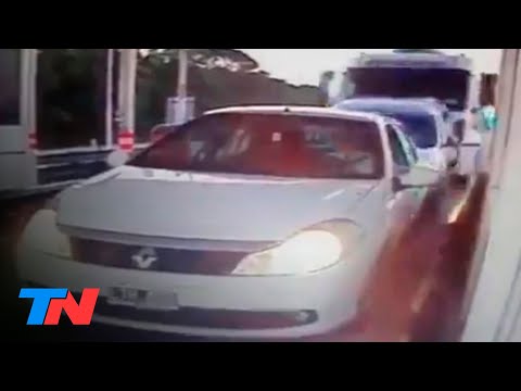 Impresionante video de un choque en cadena: un camión embistió a una fila de autos en un peaje
