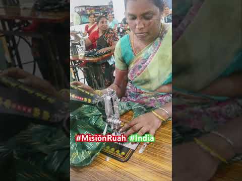 ? Viudas reciben certificado de costureras y máquinas de coser #india @MisionRuah