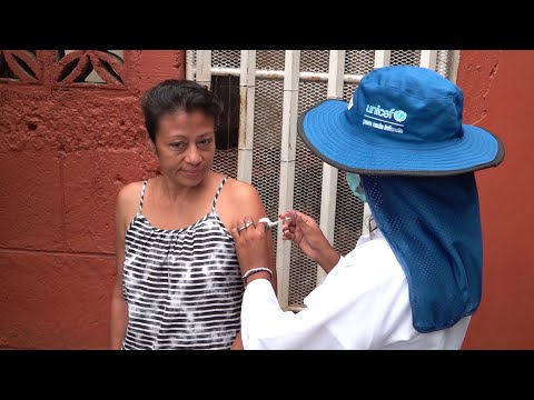 Familias del barrio Sierra Maestra reciben su vacuna anti Covid19 en Managua