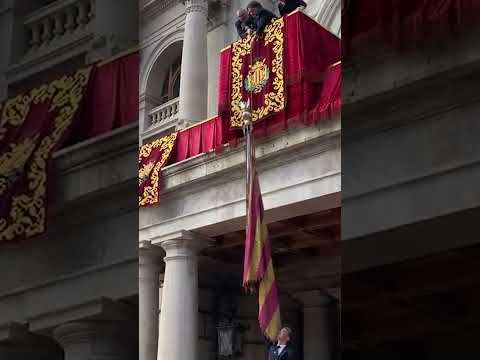 La Senyera desfila por las calles de València con normalidad y entre muchos aplausos