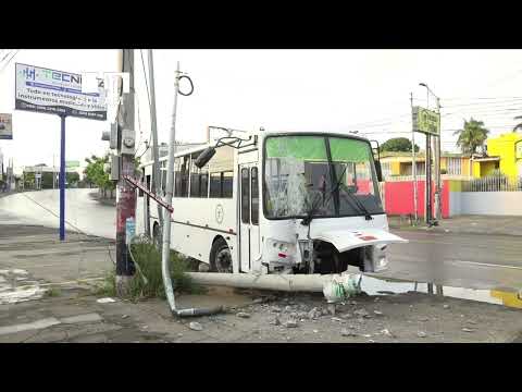 A mitad de camino, Ruta 108 se estrella contra poste en Managua - Nicaragua