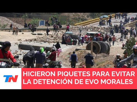 Grupos de manifestantes aislaron con bloqueos a Evo Morales para evitar su detención