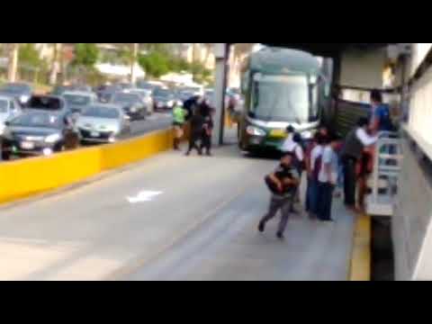 Bus de la Policía invadió carril exclusivo del Metropolitano y causó caos vehicular [VIDEO]