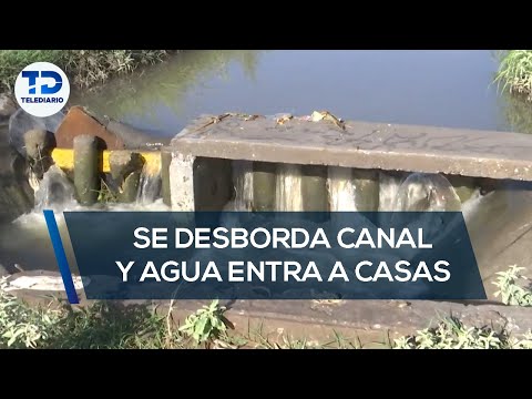 Se desborda canal y agua se mete a las casas en colonia de Gómez Palacio