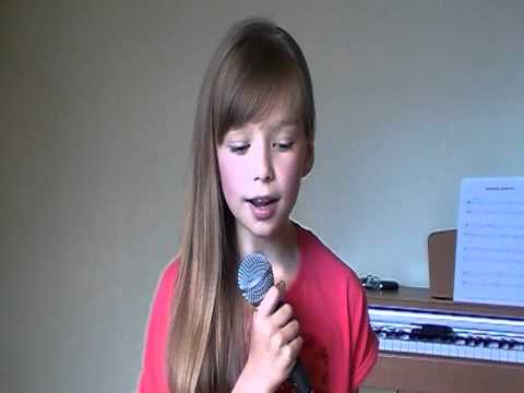Video: Keista matyti mažą mergaitę - Dainuojančią geriau už daugumą „žvaigždžių“