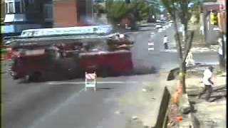 فيديو:حادث غريب لتصادم بين سيارتي الدفاع المدني