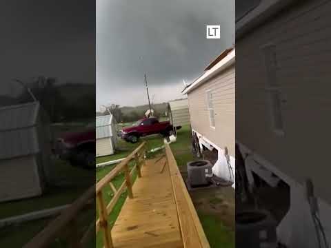 Esta persona registró el paso de un fuerte tornado en el patio de su casa.