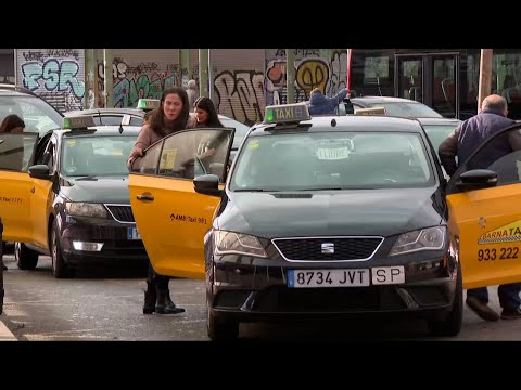 Los taxistas de Barcelona-Sants celebran el fin de la obligatoriedad de la mascarilla