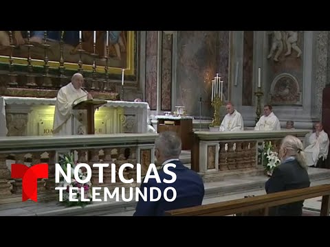 El Papa Francisco celebra primera misa con fieles | Noticias Telemundo