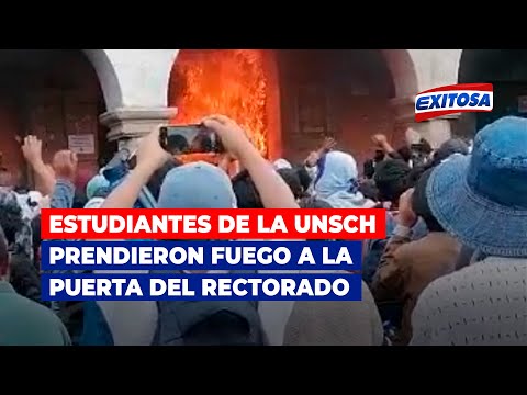 Ayacucho: Estudiantes de la UNSCH prendieron fuego a la puerta del rectorado