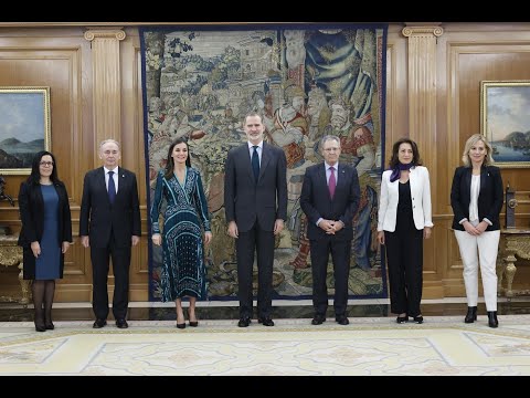 Sus Majestades los Reyes reciben a una representación de la Fundación Cruz Roja Española.