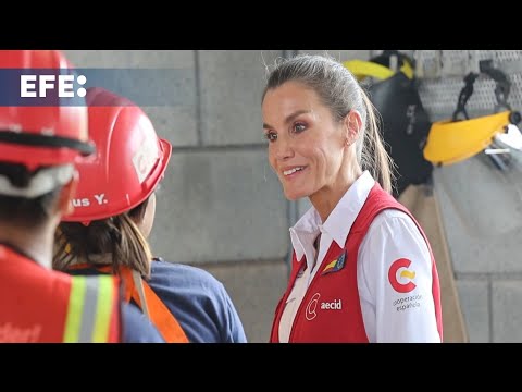 La reina Letizia conoce en Guatemala la escuela taller de jóvenes, antídoto ante las maras