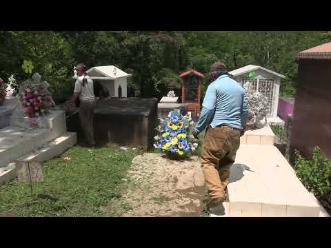 Limpieza de cementerios para la celebración del Día de la Madre