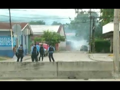 Continúan enfrentamientos entre habitantes y policías en San Pedro Sula