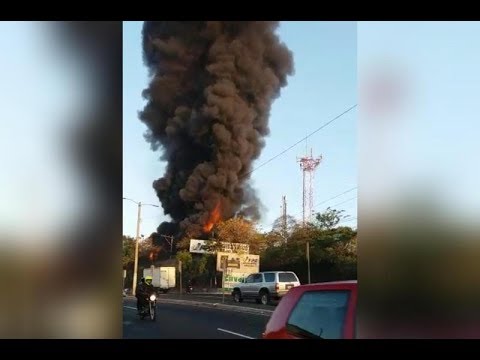 Impresionantes imágenes del incendio de una fábrica  en la ruta al Pacífico