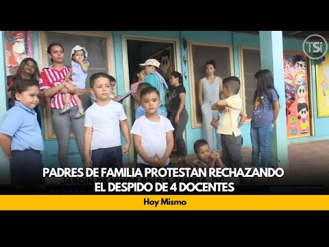 Padres de familia protestan rechazando el despido de 4 docentes