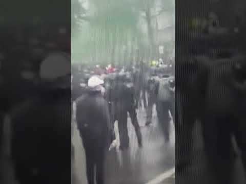 AHORA ..FUERTES PROTESTAS EN PARÍS CONTRA LA REFORMA DE PENSIONES DE MACRON